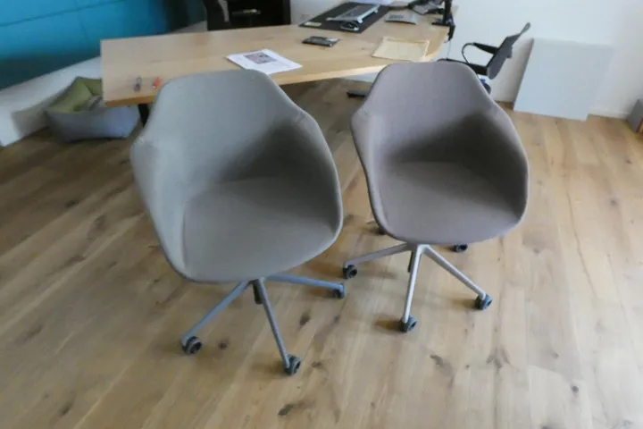2x Besucherstuhl